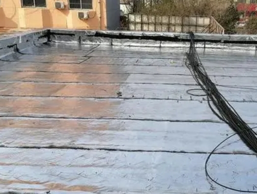 新河卫生间漏水维修公司分享下新河屋面楼顶防水刚性防水层施工要点。